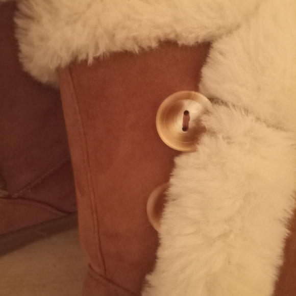 Boot's - Picture 3 of 6